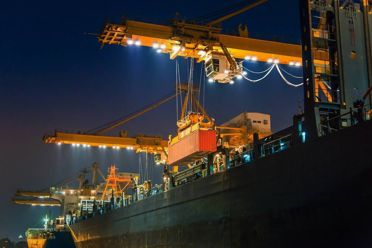 Merchant ship loading cargo exposing seaman to asbestos